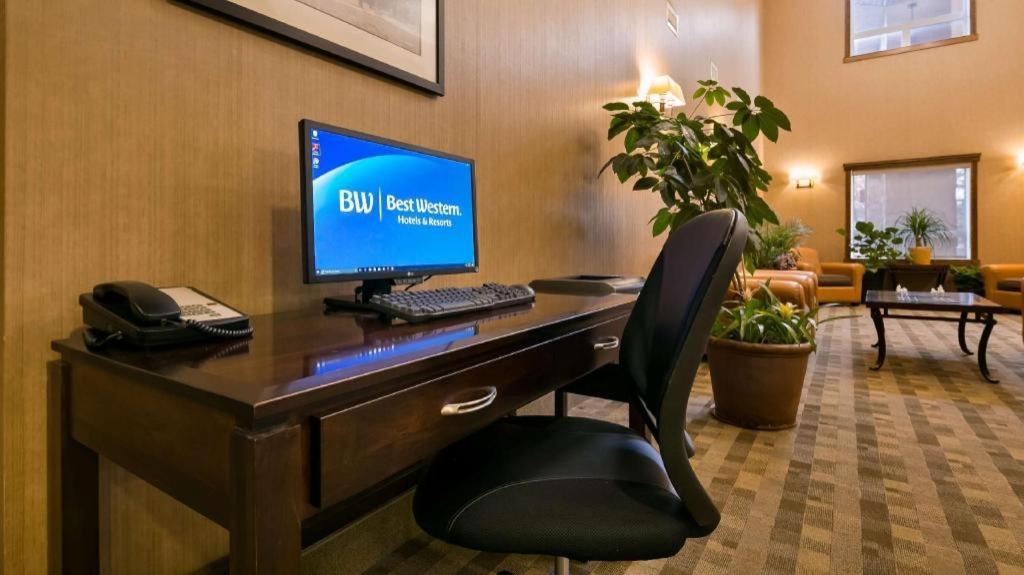 Best Western Diamond Inn Three Hills Bagian luar foto