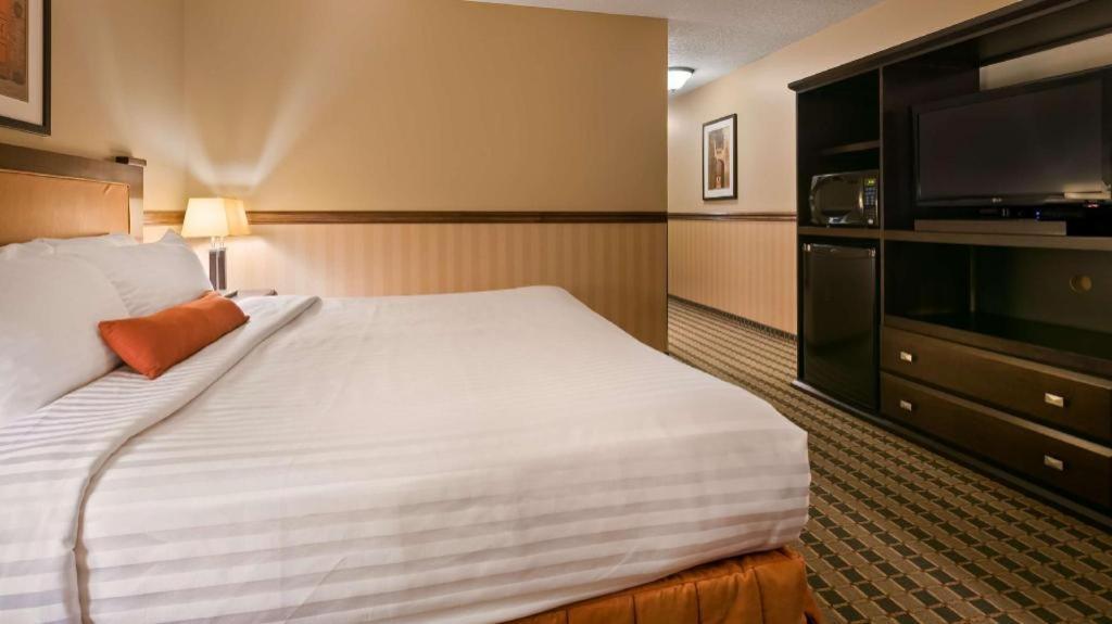 Best Western Diamond Inn Three Hills Bagian luar foto