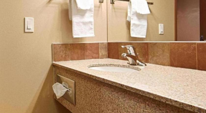 Best Western Diamond Inn Three Hills Bagian luar foto