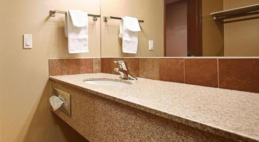 Best Western Diamond Inn Three Hills Bagian luar foto